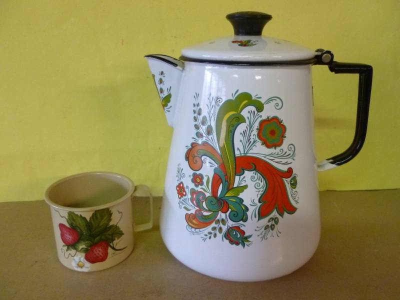 lot 271 image: Vintage Enamelware