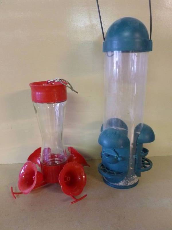 lot 275 image: Bird Feeders