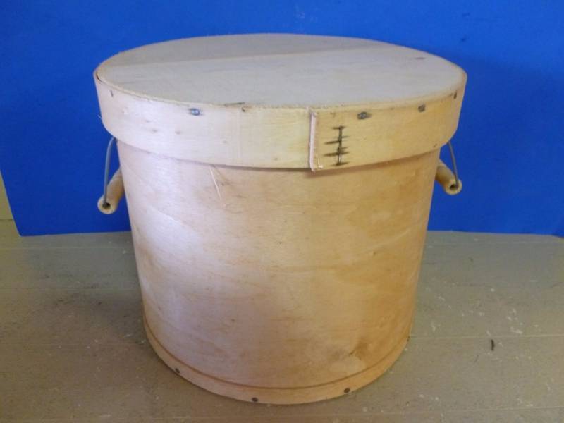 lot 285 image: Wooden Container