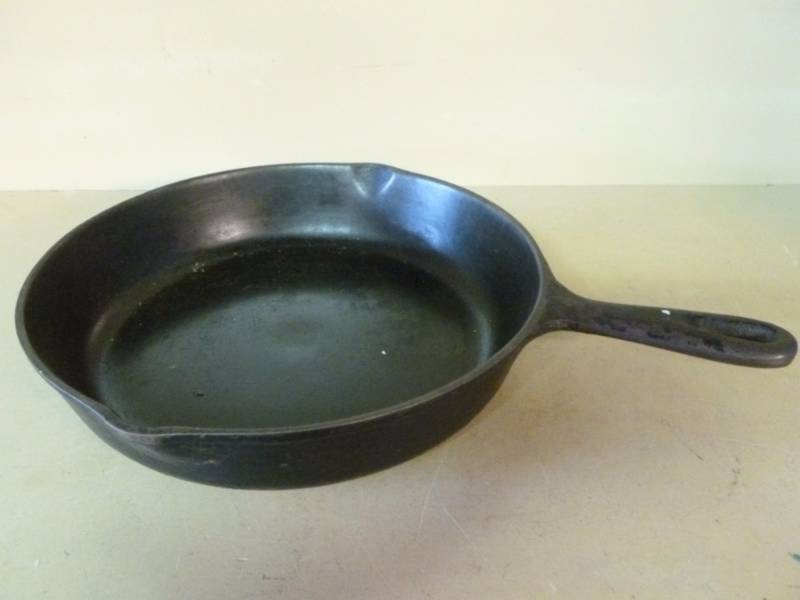 lot 290 image: Cast Iron Pan