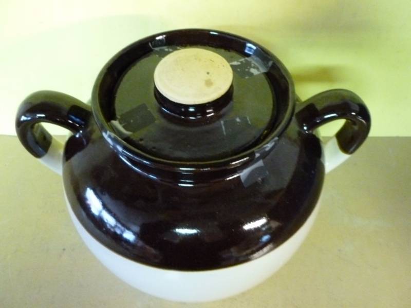 lot 318 image: Vintage Bean Pot
