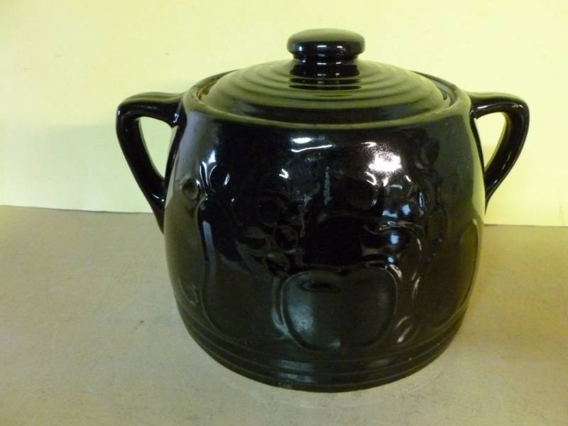 lot 319 image: Bean Pot