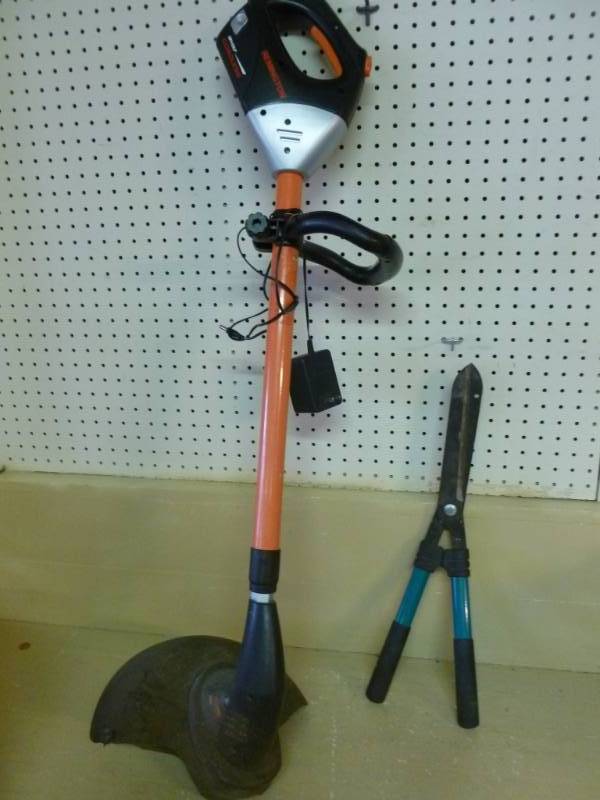 lot 329 image: Yard Trimmer