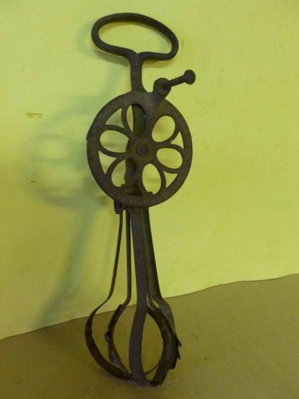 lot 333 image: Antique Egg Beater