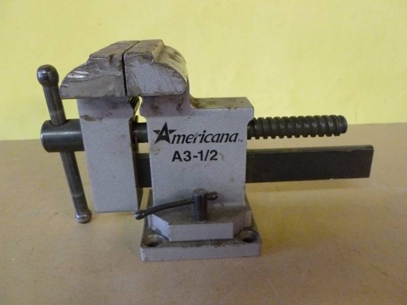 lot 338 image: Bench Vise
