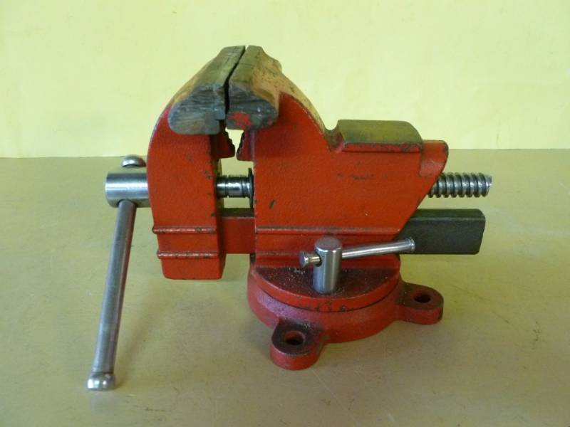 lot 339 image: Bench Vise