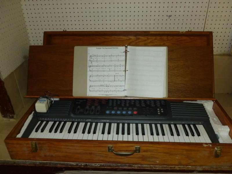 lot 4 image: Radio Shack Electronic Keyboard