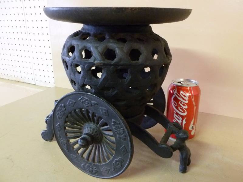 lot 16 image: Cast Iron Decoration