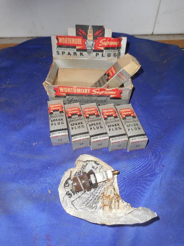 VINTAGE WORTHMORE SPARK PLUGS