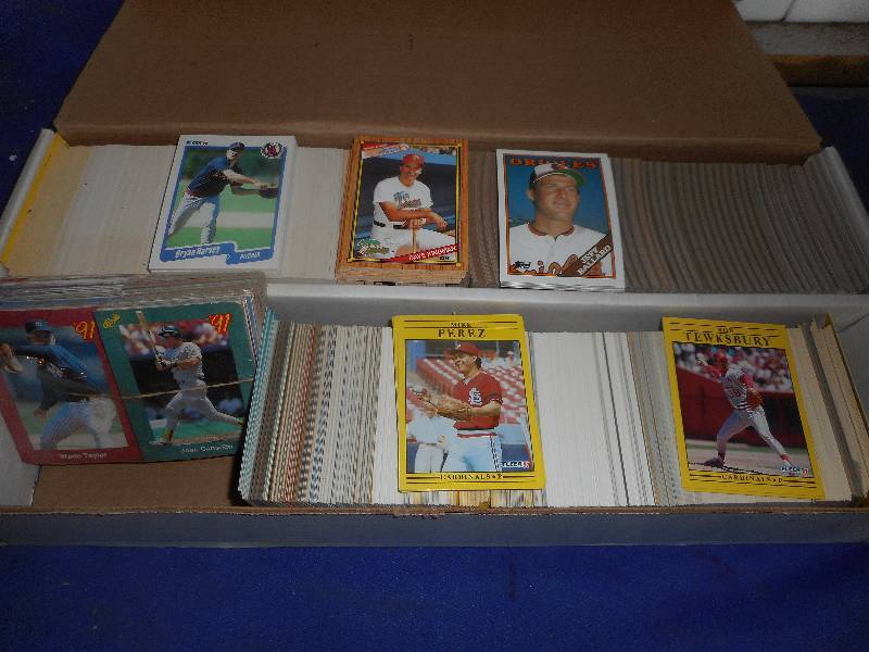 LOTS OF COLLECTIBLE BASE BALL CARDS