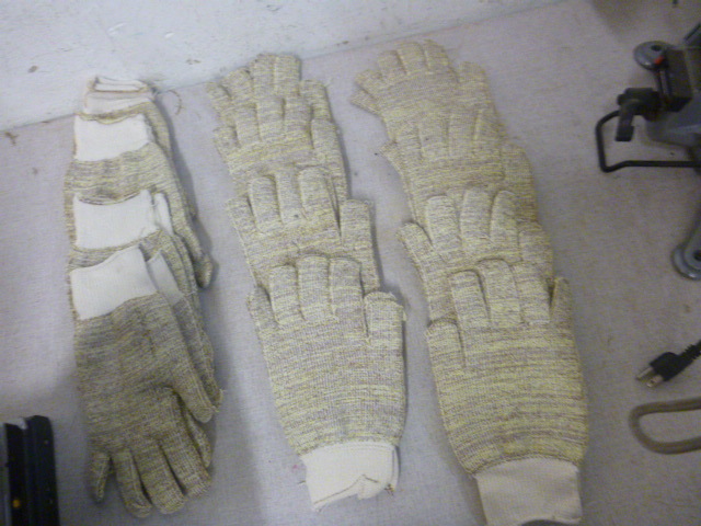 lot 7 image: 12 Pairs of Gloves