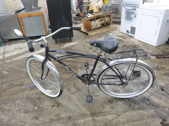 lot 29 image: Huffy Santa Fe Bicycle