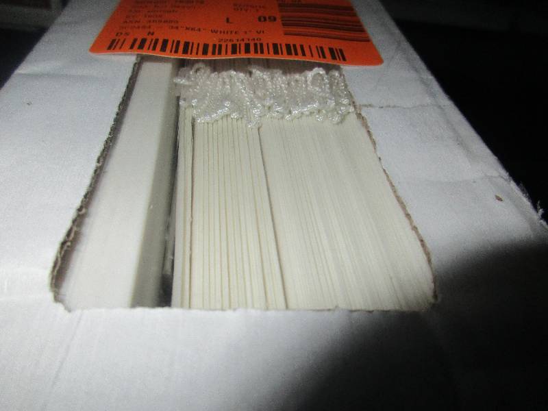 lot 1 image: 5 VINYL WHITE BLINDS 34X48   35X48   34X64   30X64   39X64