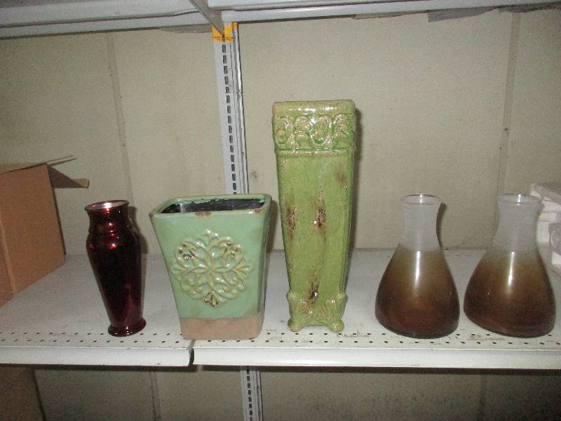 lot 19 image: 16 vases (5 boxes)