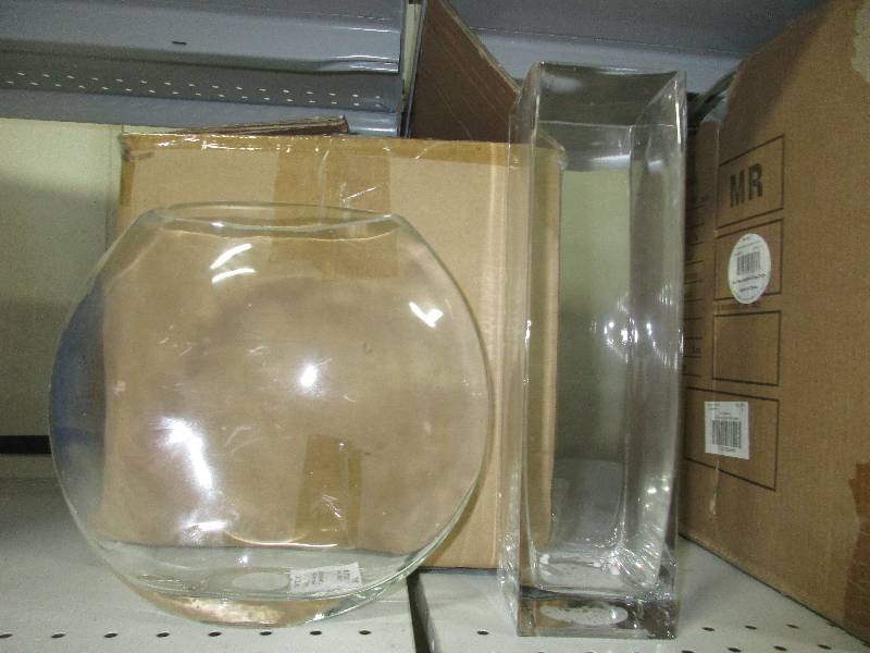 lot 22 image: 6 square 12 vases and 2 oval 10 vases