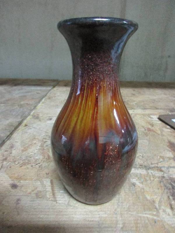 lot 48 image: 20 small decorative vases