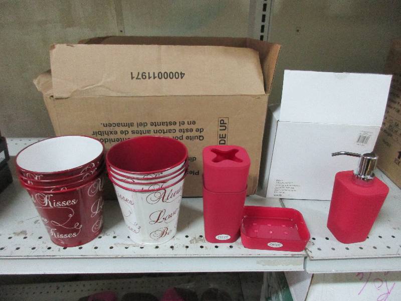 lot 55 image: bathroom set and 8 matching buckets