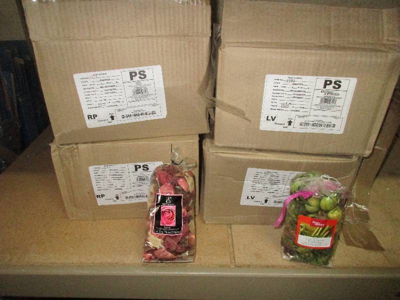 lot 65 image: 24 bags potpourri 12 lemon grass and 12 rose