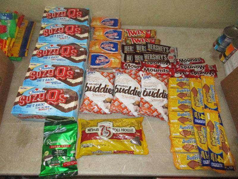 lot 100 image: lot of candy - see pictures - Expired