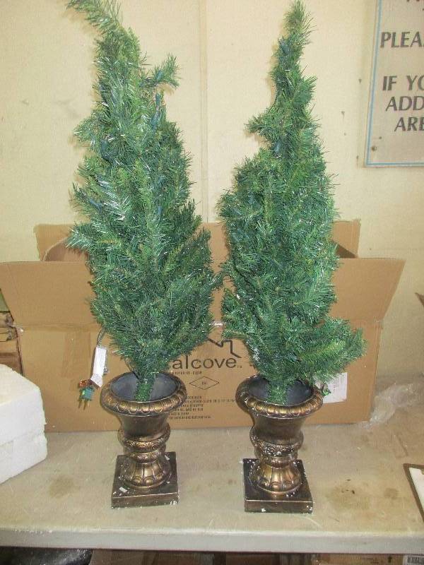 lot 123 image: Pre lit Christmas door decor kit w 2 pillar trees and a wreath