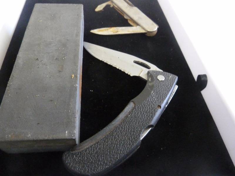 lot 565 image: Knife Lot