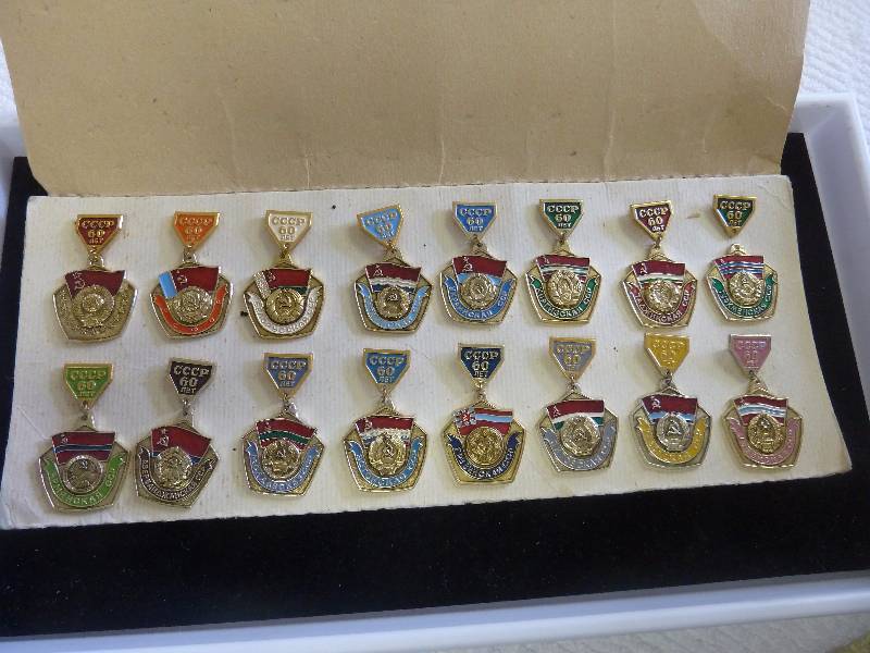 lot 568 image: Soviet Union Moldovia SSR Moldovan 60 Pin Badge Medals