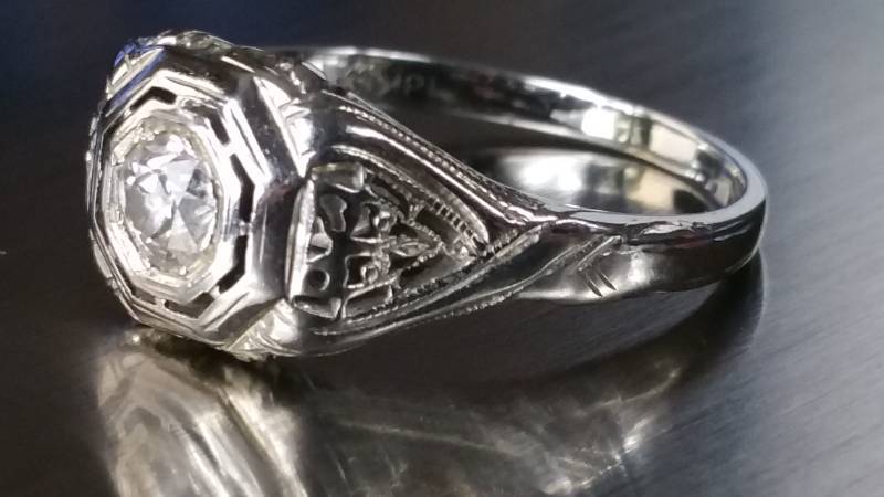 Vintage White 18k Gold Filigree Diamond Ring