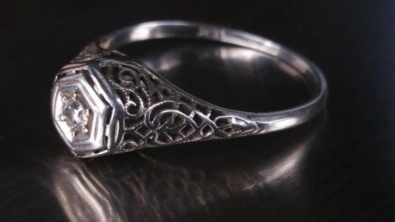 Vintage White 18k Gold Filigree Diamond Ring