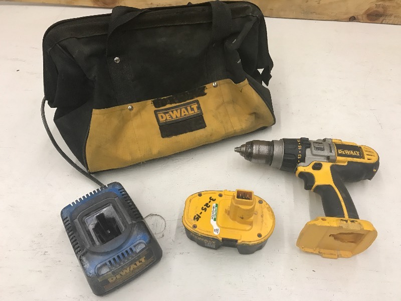 lot 3 image: DeWalt Tool Set