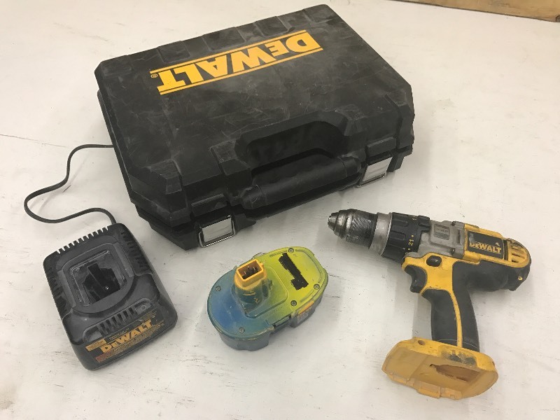 lot 10 image: DeWalt Tool Set