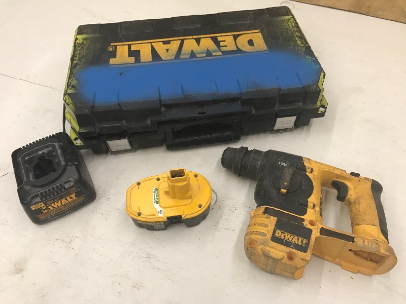 lot 13 image: DeWalt Tool Set