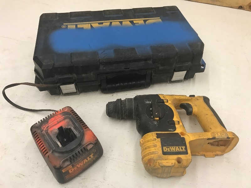 lot 14 image: DeWalt Tool Set