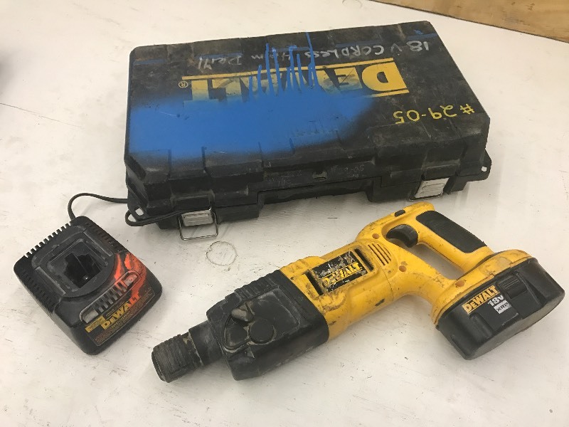 lot 15 image: DeWalt Tool Set