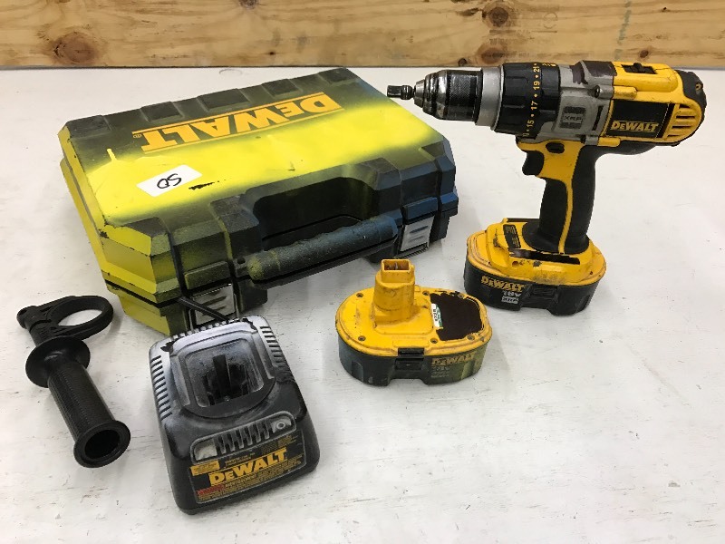 lot 50 image: DeWalt Tool Set