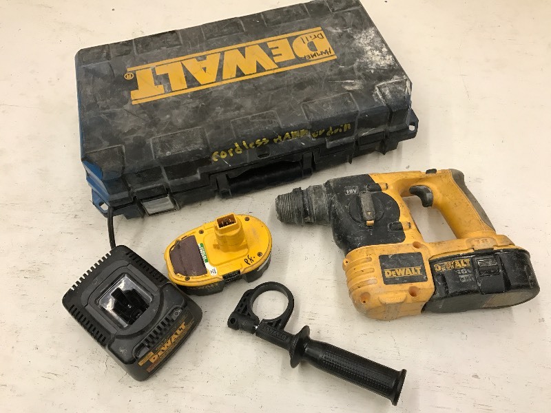 lot 59 image: DeWalt Tool Set