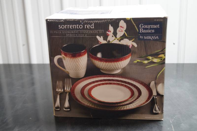 lot 5 image: Dinnerware Set