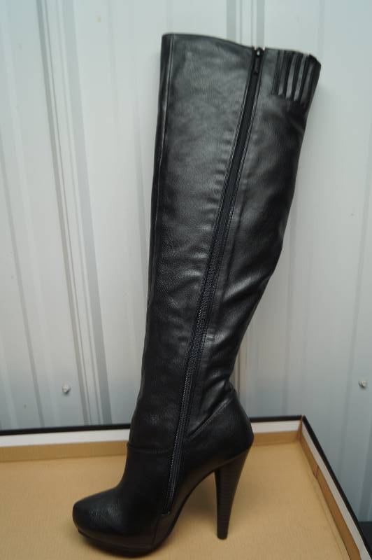 lot 43 image: Womens Fashion Boots