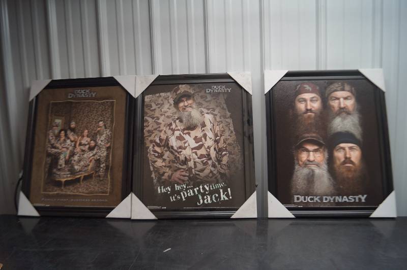 lot 54 image: Duck Dynasty Pictures