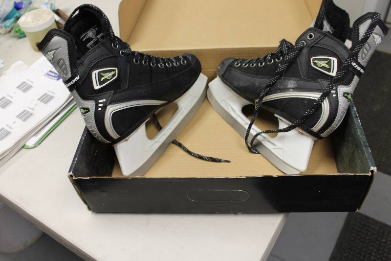 lot 9 image: Boys Hockey Skates