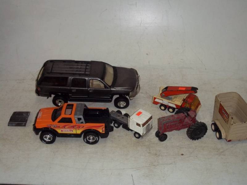 lot 102 image: Vintage Toys