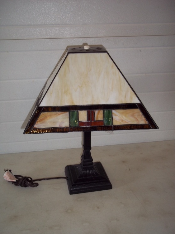 lot 2 image: Stain glass table lamp 20 inch tall 15 inch shade
