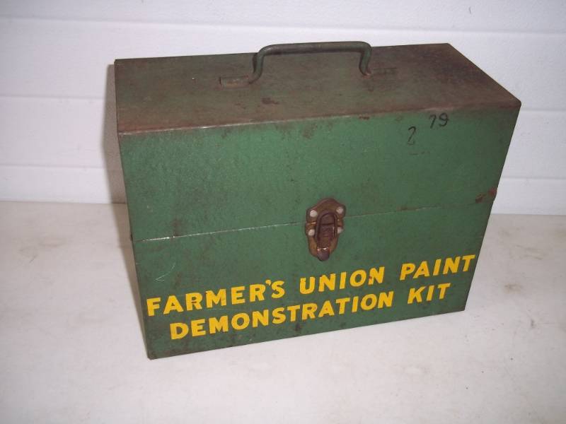 lot 6 image: vintage farmers union paint demonstration kit