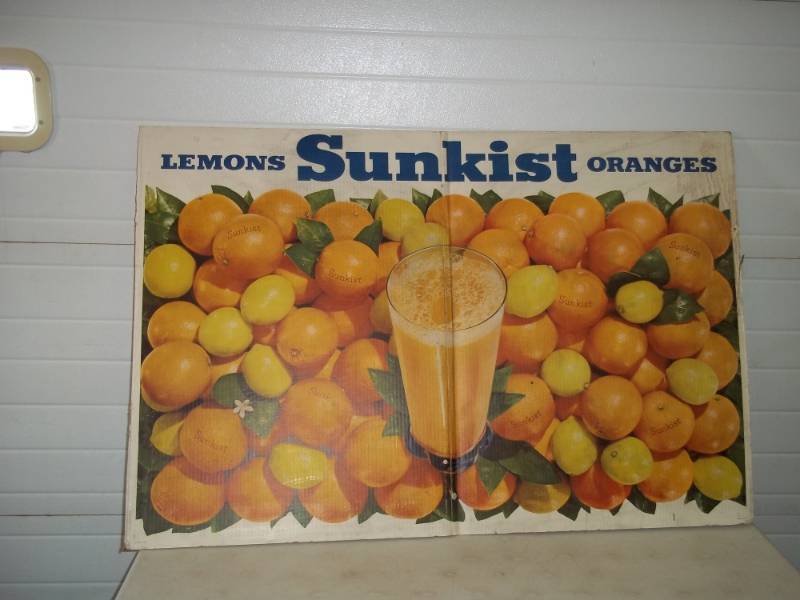 lot 9 image: Sunkist oranges litho vintage store display
