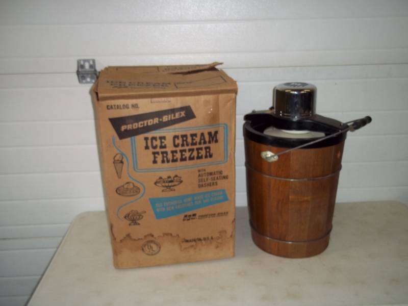 lot 10 image: vintage protor silex electric ice cream maker
