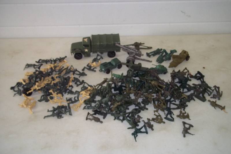 lot 43 image: Vintage Army men w truck and more