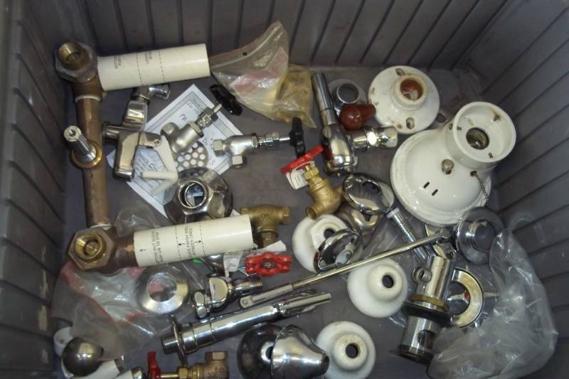 lot 66 image: Vintage Bathroom Accessories