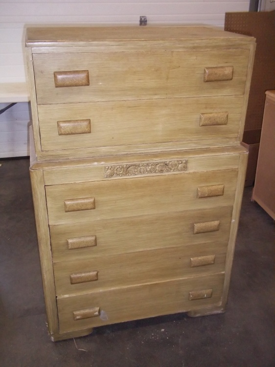 lot 185 image: Vintage dresser 6 drawers 52in tall 43in wide