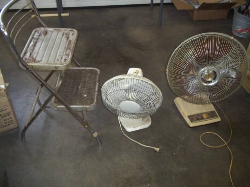 lot 186 image: Vintage Stool and 16in fan and 12in fan