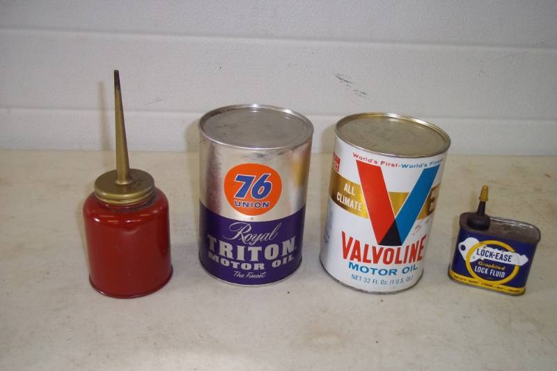 lot 76 image: Vintage oil cans (two are full)