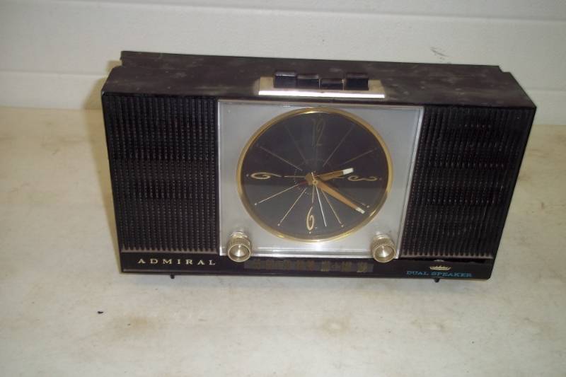 lot 96 image: Vintage Admiral Radio